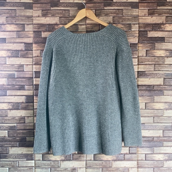Women’s Pre Owned Madewell Medium Gray Merino Wool V Neck Sweater - Picture 3 of 9